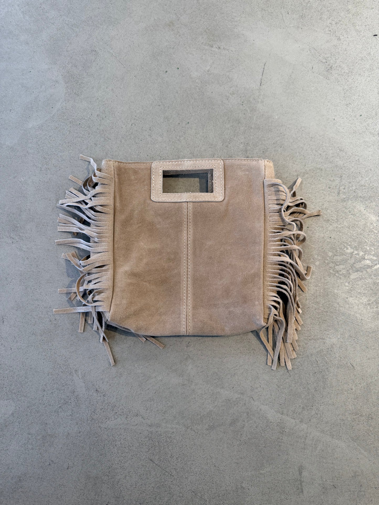 Borsa in camoscio con frange e tracolla